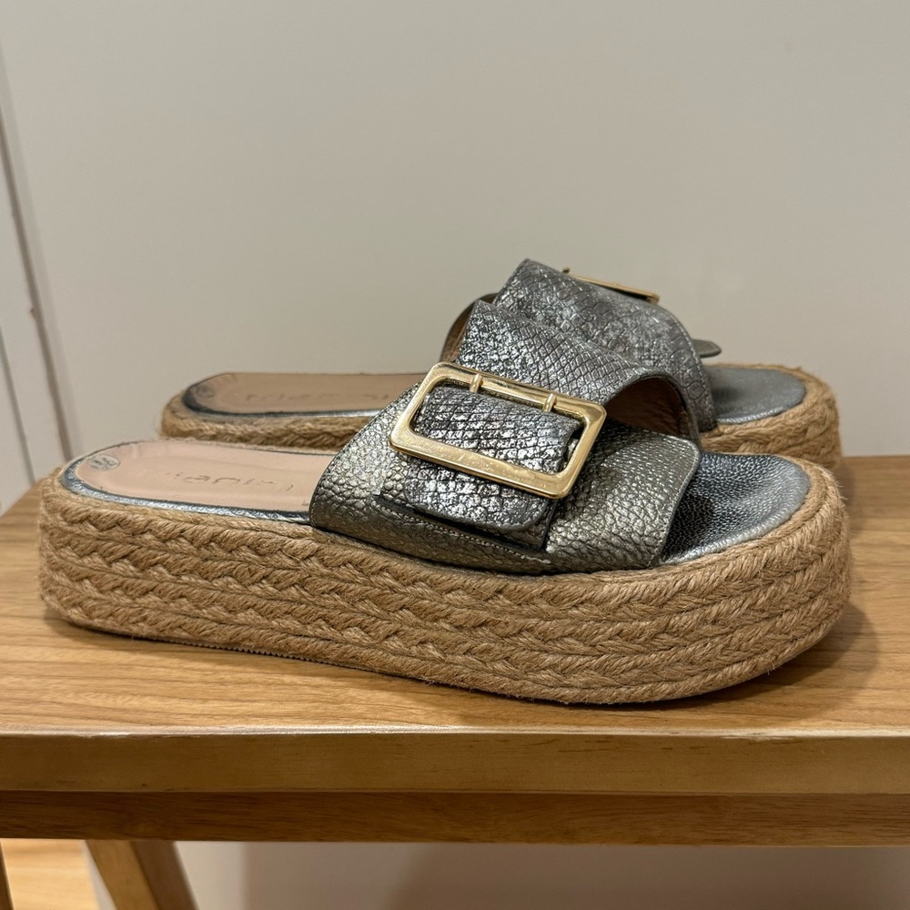 trianimi Platform size 38 / pair of silver espadrille sandals with a gold buckle
